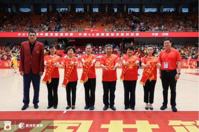 中国女篮“五星座席”特别活动圆满落幕，向城