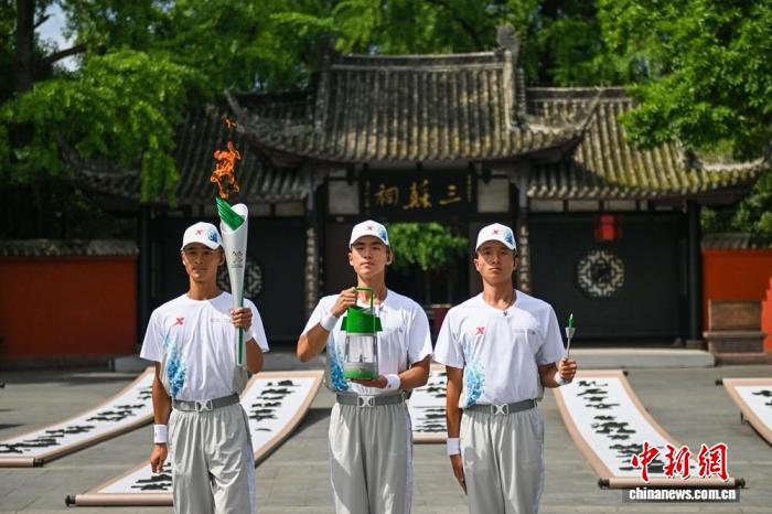 成都世运会火炬传递：二十名火炬手诠释“寻迹