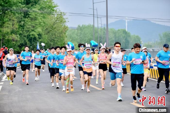 来自全国40城的4000余名跑者在秦岭山水间竞速 脚