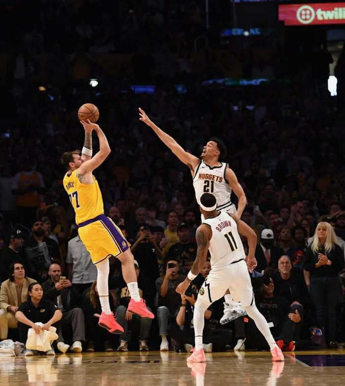 东契奇晒赛场照强调团队胜利 湖人迎战火箭关键