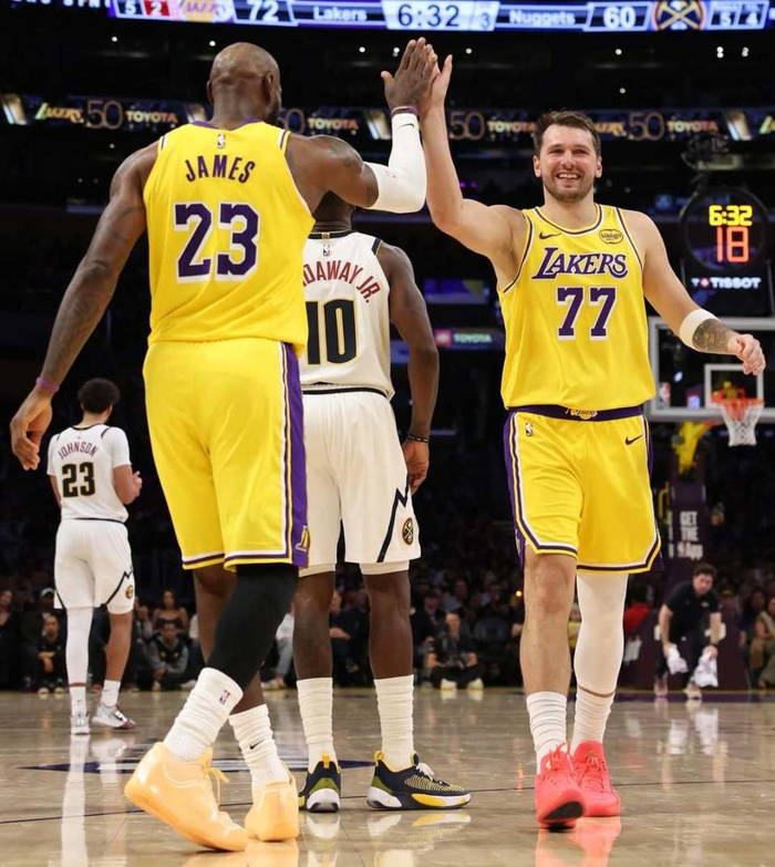 东契奇晒赛场照强调团队胜利 湖人迎战火箭关键