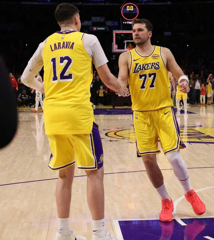 东契奇晒赛场照强调团队胜利 湖人迎战火箭关键