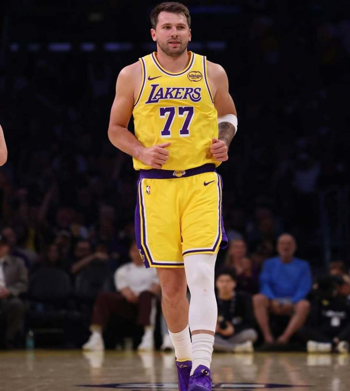 东契奇晒赛场照强调团队胜利 湖人迎战火箭关键