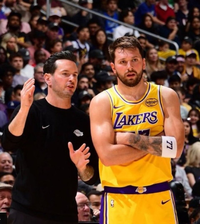 东契奇晒赛场照强调团队胜利 湖人迎战火箭关键