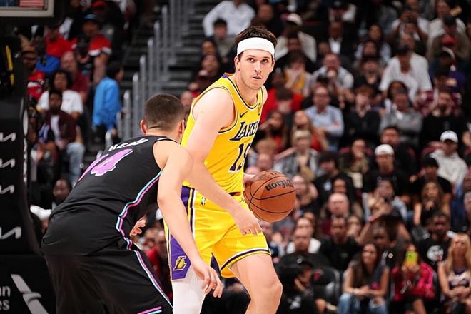 湖人8连胜击败热火 里夫斯状态起伏引关注