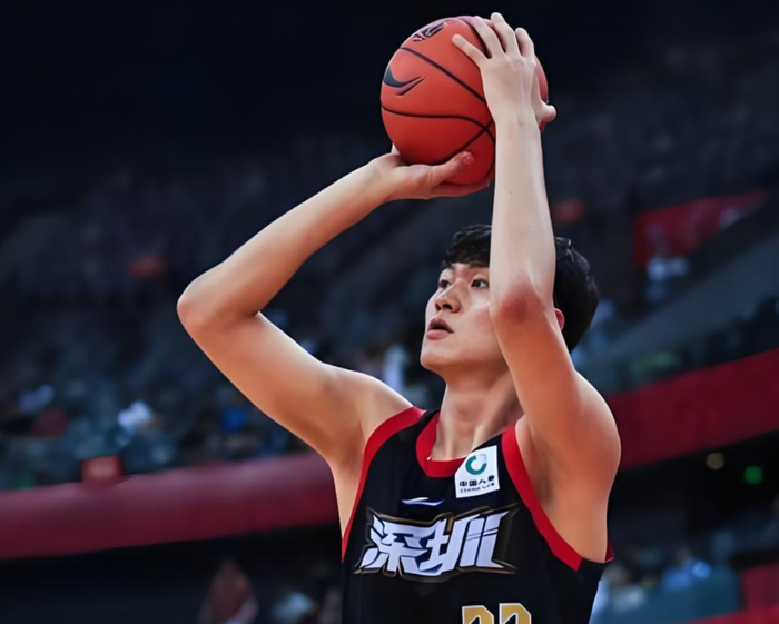 21岁锋线小将王浩然砍32分率深圳队大胜广厦队