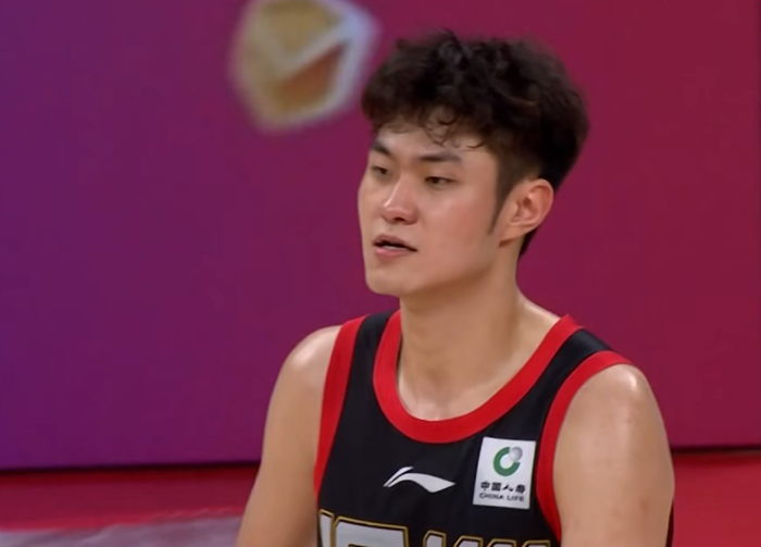 21岁锋线小将王浩然砍32分率深圳队大胜广厦队