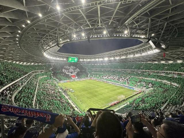 申花客场挑战国安 作者首次下层看台近距离观赛