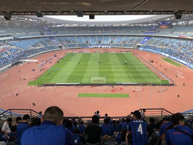 申花客场挑战国安 作者首次下层看台近距离观赛