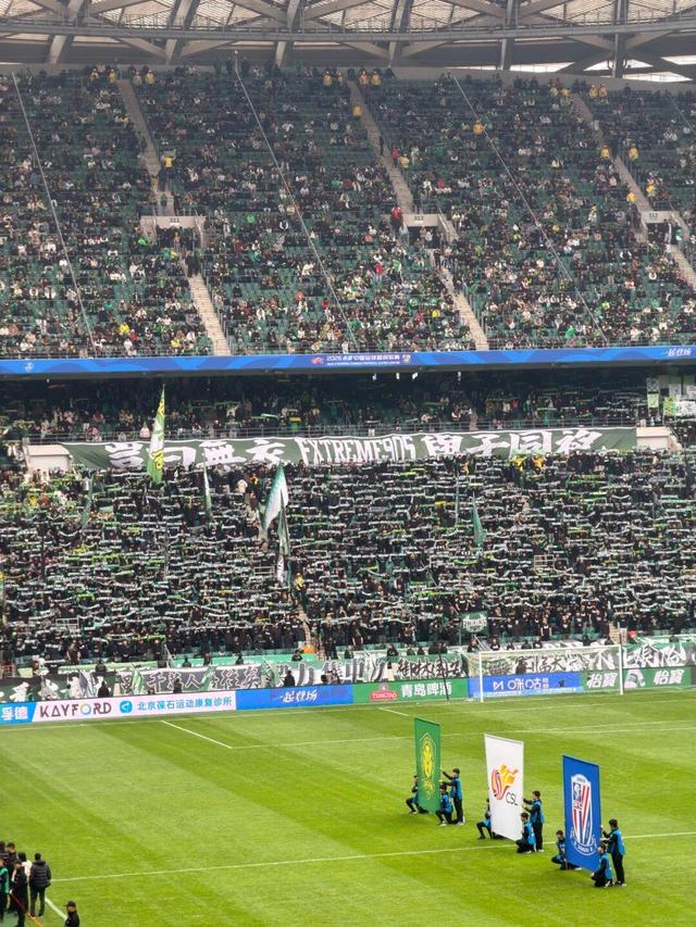 申花客场挑战国安 作者首次下层看台近距离观赛