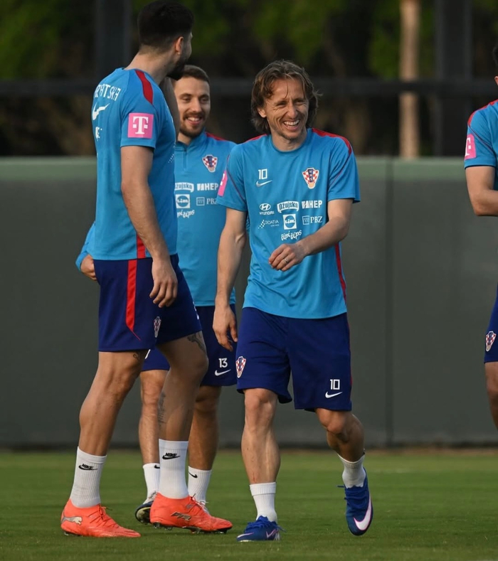 莫德里奇现身国家队训练场 专注备战欧洲杯