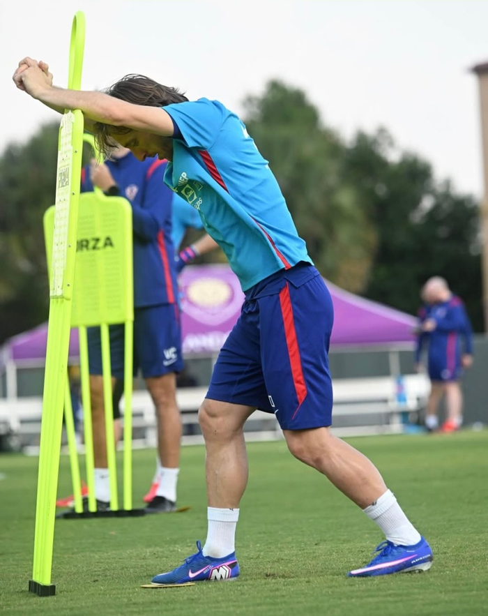 莫德里奇现身国家队训练场 专注备战欧洲杯