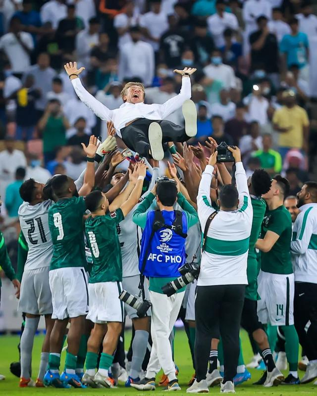 沙特主帅海纳赫遭解雇 世界杯前换帅潮席卷多支