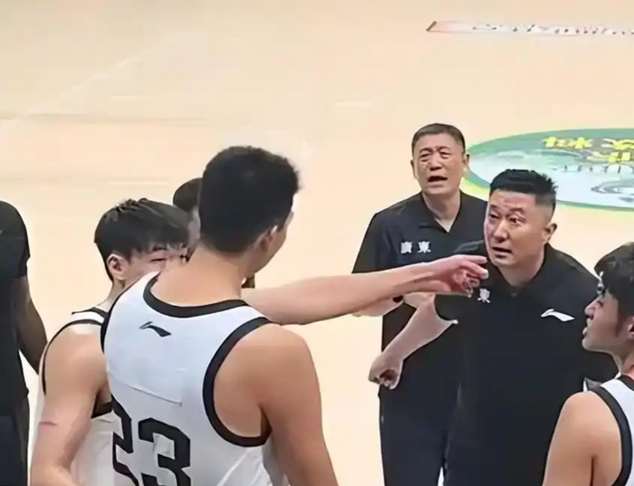 杜锋弟子徐昕获CBA进步奖 师徒情深引热议